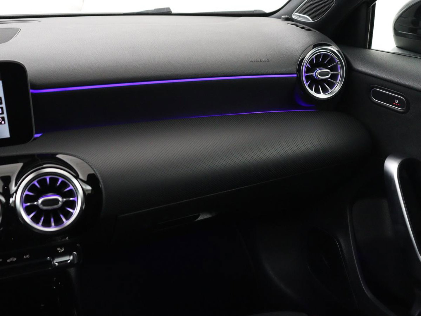Mercedes-Benz A-Klasse AMG 35 4Matic Night | Panoramadak | Carplay | Widescreen | Stoelverwarming | Burmester | 360 camera | Sfeerverlichting | Leder/Alcantara | Navigatie