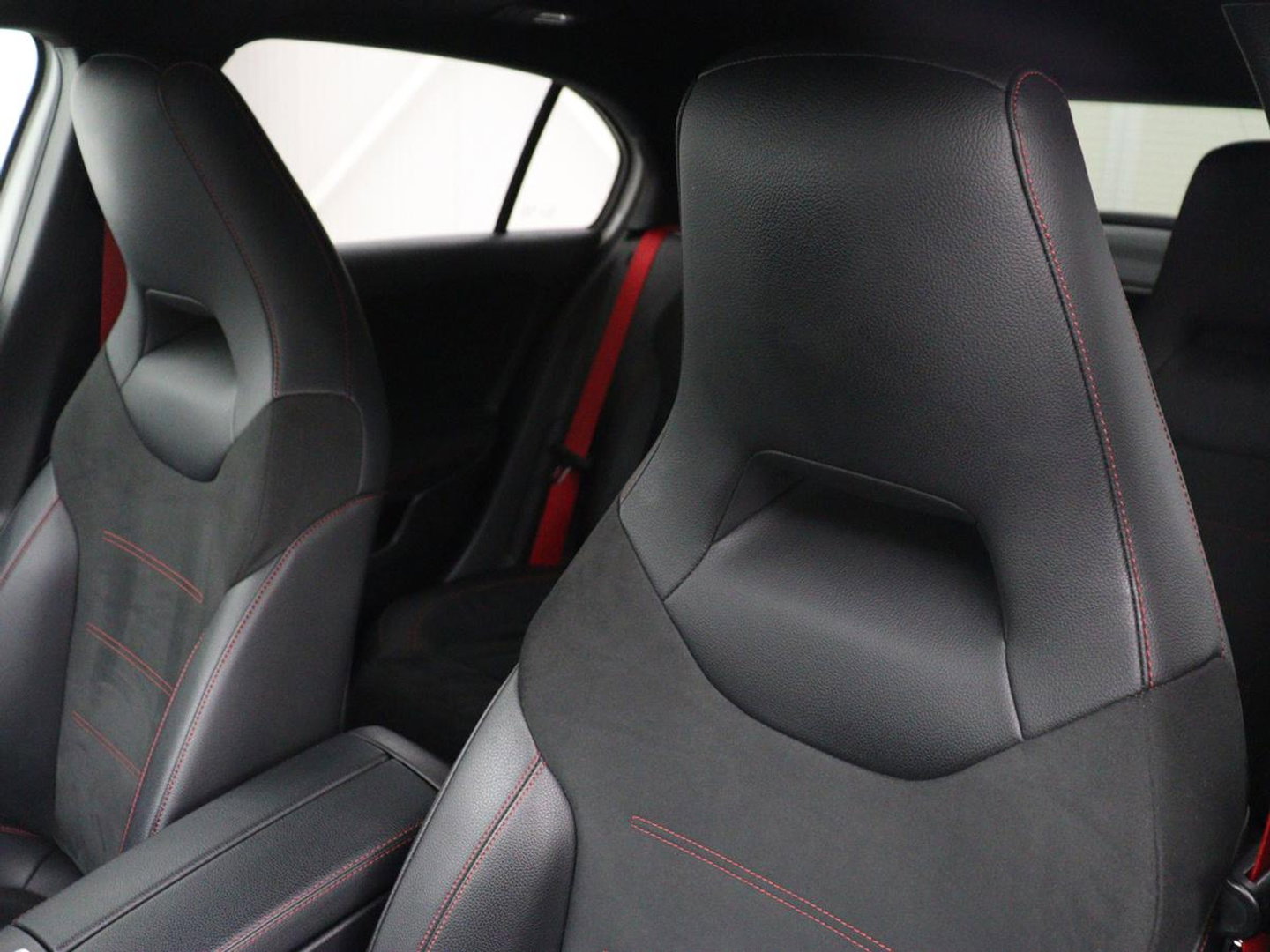 Mercedes-Benz A-Klasse AMG 35 4Matic Night | Panoramadak | Carplay | Widescreen | Stoelverwarming | Burmester | 360 camera | Sfeerverlichting | Leder/Alcantara | Navigatie