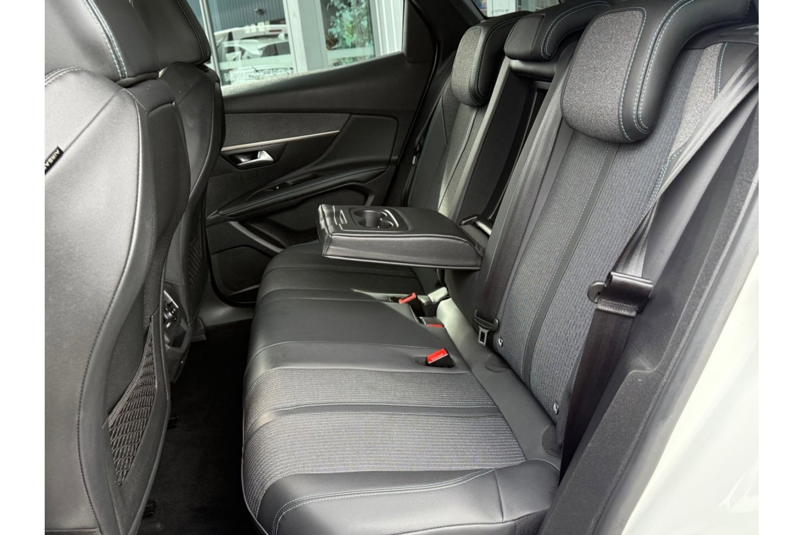 Peugeot 3008 1.2 PURETECH ALLUREPACK AUTOMAAT 130PK AIRCO NAVI PDC-CAMERA.