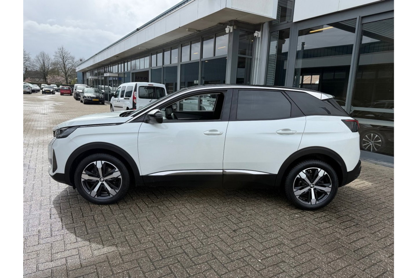 Peugeot 3008 1.2 PURETECH ALLUREPACK AUTOMAAT 130PK AIRCO NAVI PDC-CAMERA.