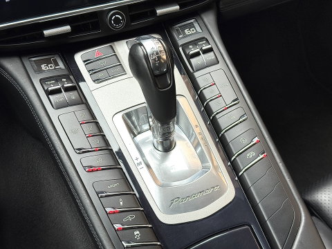 Porsche Panamera 4.8 Turbo | Facelift! | Origineel Nederlands | 520 PK! | Luchtvering | Apple Carplay | Android Auto | 20" Lichtmetaal | Leder | 360° Camera | Bose | Memory Stoelen |