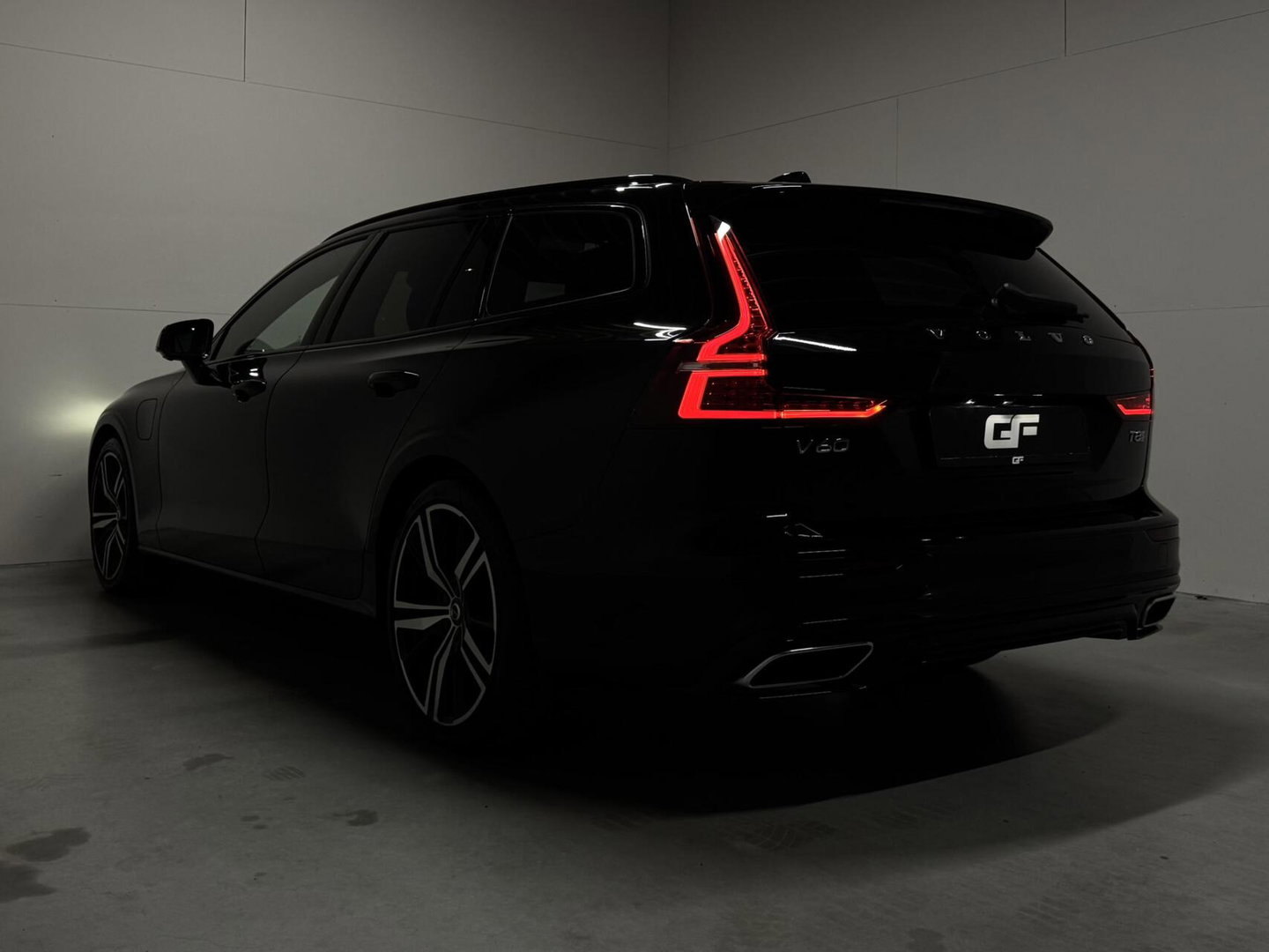 Volvo V60 2.0 T8 Recharge AWD R-Design Pano B&W 360° Memory Trekh.