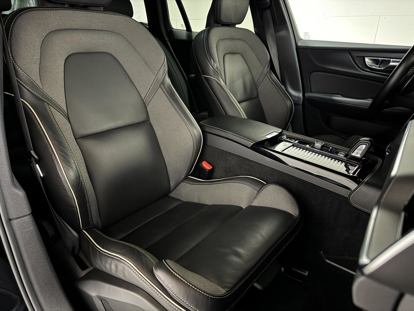 Volvo V60 2.0 T8 Recharge AWD R-Design Pano B&W 360° Memory Trekh.