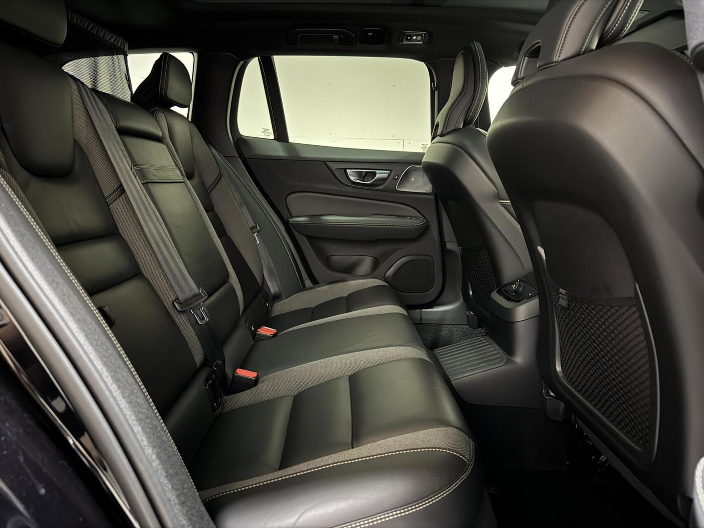 Volvo V60 2.0 T8 Recharge AWD R-Design Pano B&W 360° Memory Trekh.