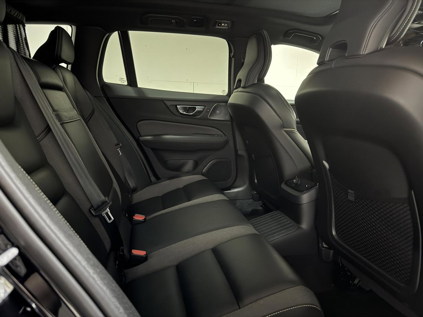 Volvo V60 2.0 T8 Recharge AWD R-Design Pano B&W 360° Memory Trekh.
