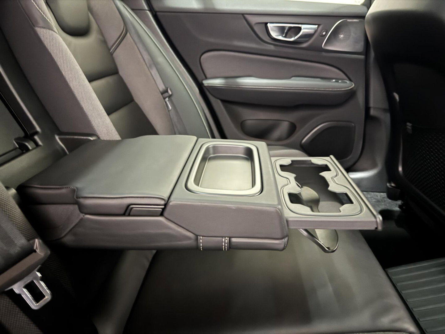 Volvo V60 2.0 T8 Recharge AWD R-Design Pano B&W 360° Memory Trekh.