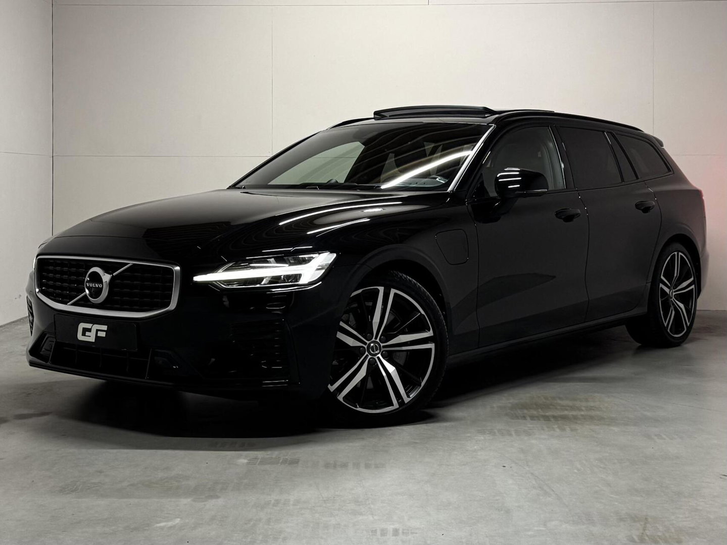 Volvo V60 2.0 T8 Recharge AWD R-Design Pano B&W 360° Memory Trekh.