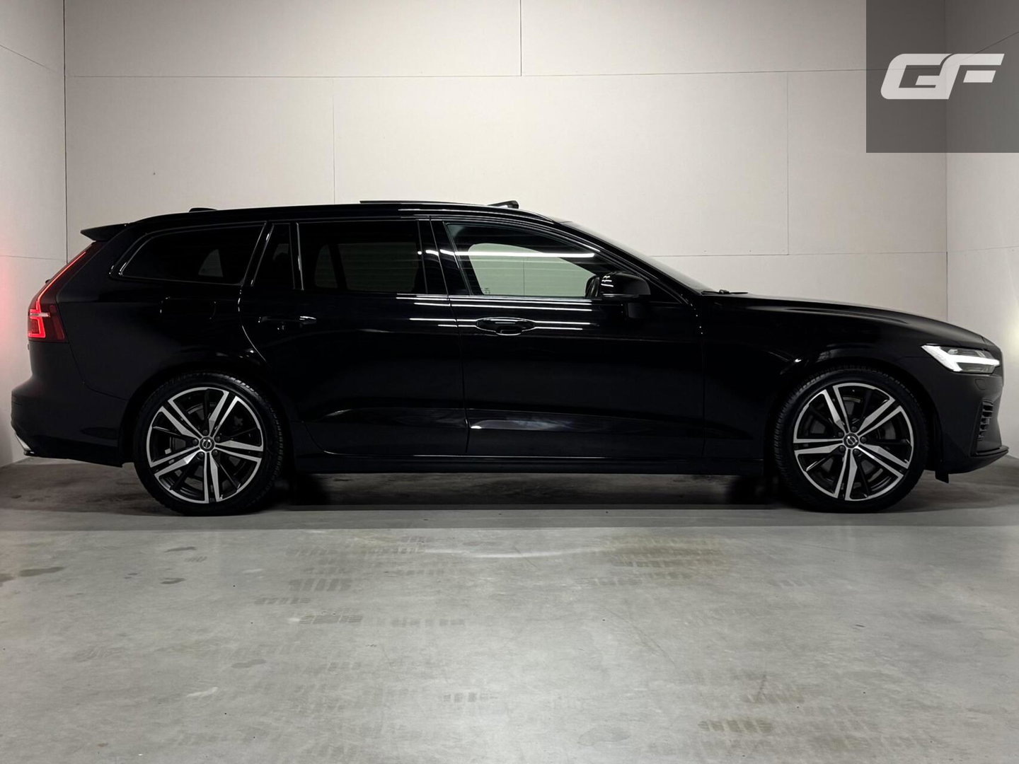 Volvo V60 2.0 T8 Recharge AWD R-Design Pano B&W 360° Memory Trekh.
