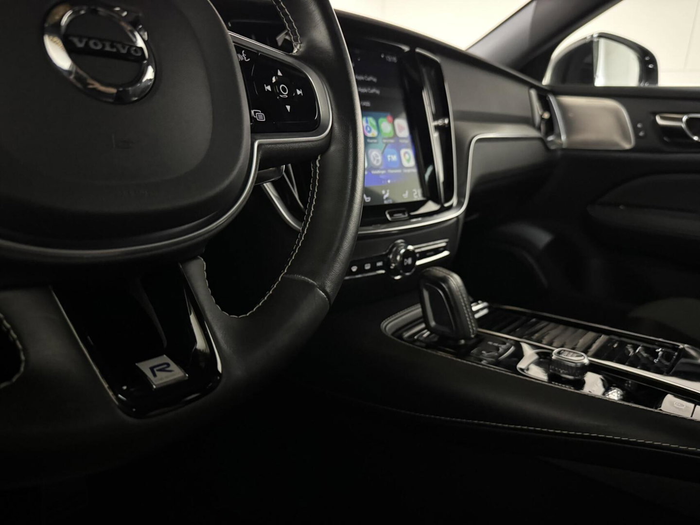 Volvo V60 2.0 T8 Recharge AWD R-Design Pano B&W 360° Memory Trekh.