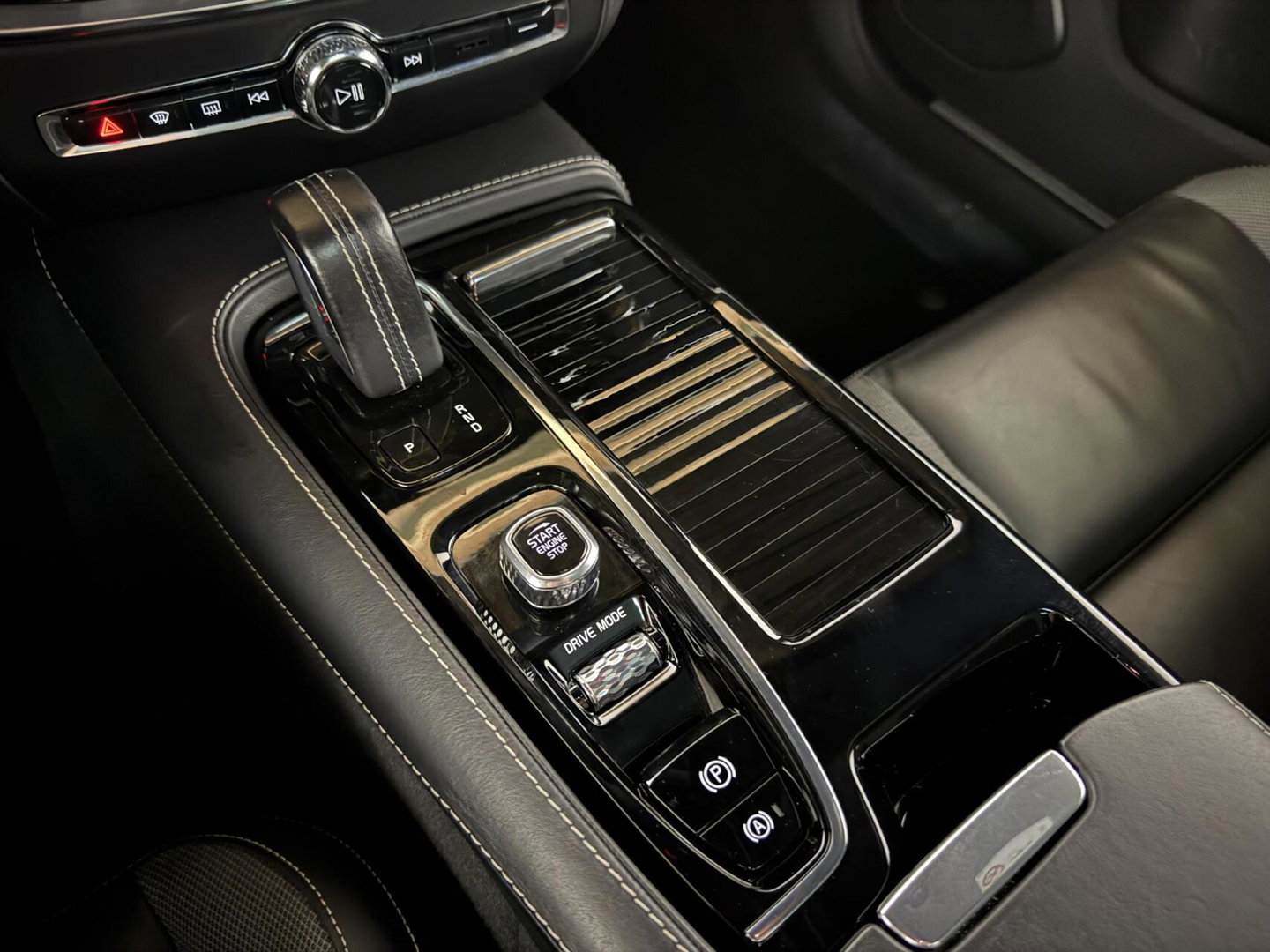 Volvo V60 2.0 T8 Recharge AWD R-Design Pano B&W 360° Memory Trekh.