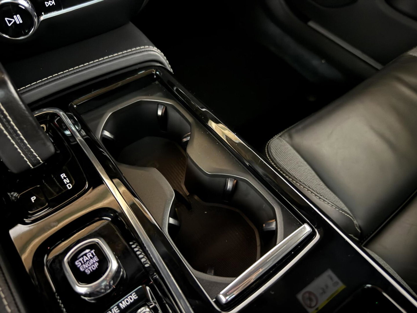 Volvo V60 2.0 T8 Recharge AWD R-Design Pano B&W 360° Memory Trekh.