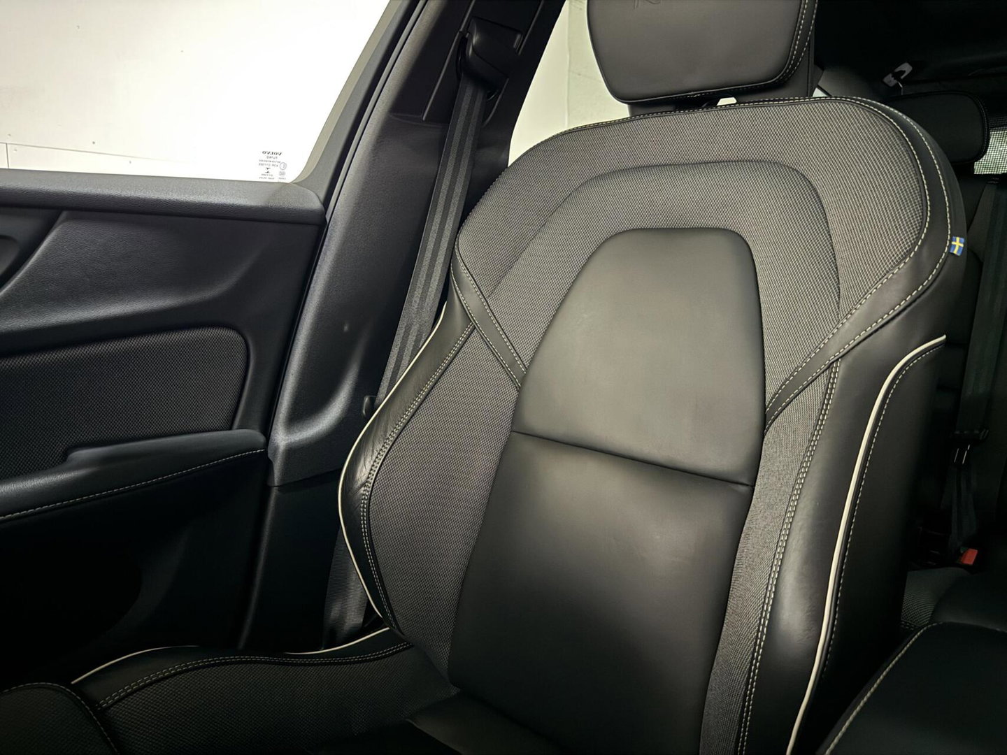Volvo V60 2.0 T8 Recharge AWD R-Design Pano B&W 360° Memory Trekh.