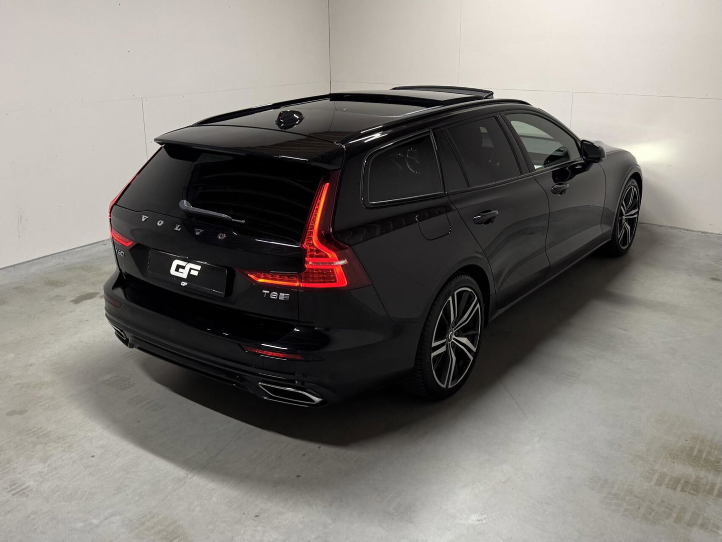 Volvo V60 2.0 T8 Recharge AWD R-Design Pano B&W 360° Memory Trekh.