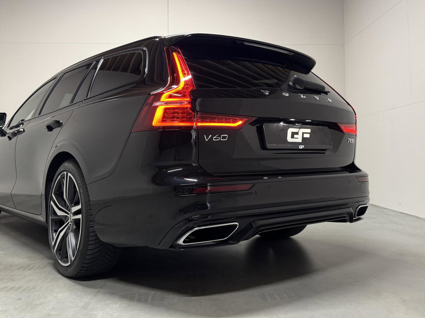 Volvo V60 2.0 T8 Recharge AWD R-Design Pano B&W 360° Memory Trekh.