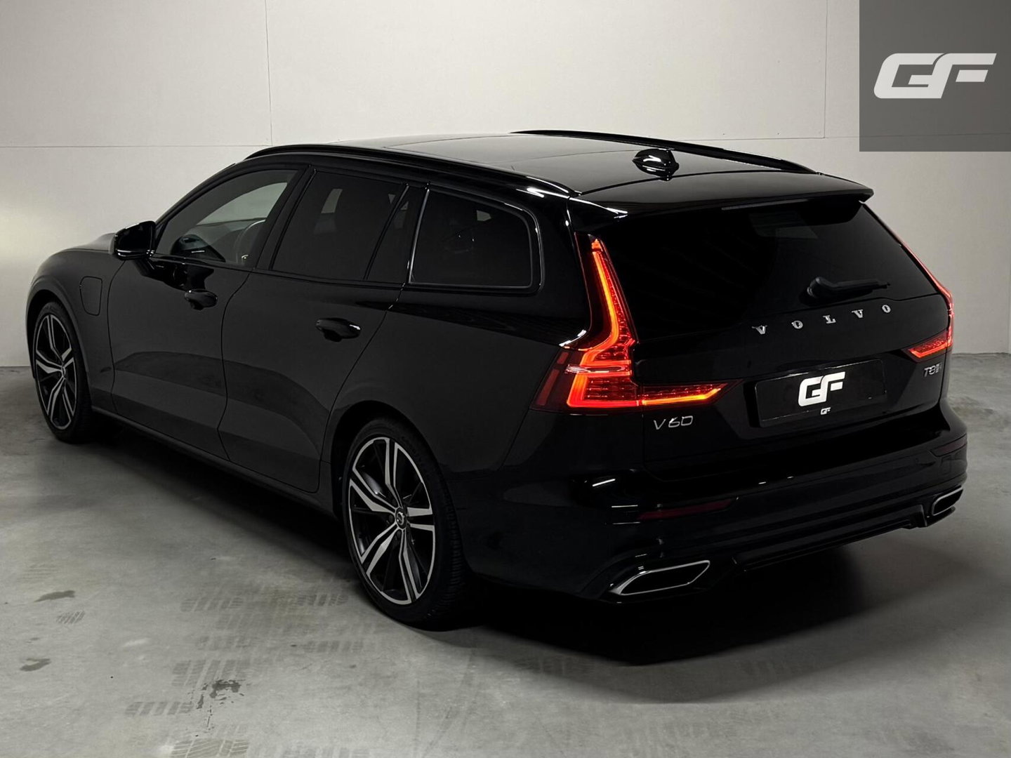 Volvo V60 2.0 T8 Recharge AWD R-Design Pano B&W 360° Memory Trekh.