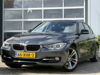 BMW 3 Serie - 328i High Executive 245pk | Achterbank verwarmd | Bi-xenon koplampen | Cruise control | Head-up display | Lederen bekleding | Trekhaak elektrisch bedienbaar | Voorstoelen verwarmd | Dealer onderhouden!