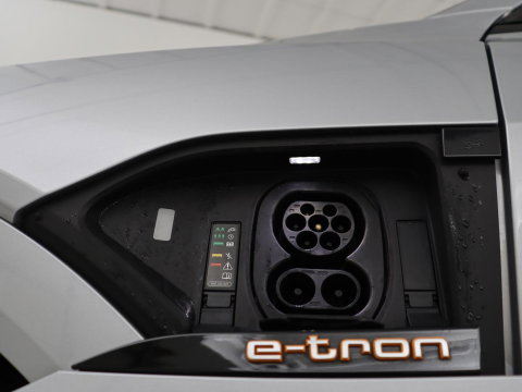 Audi e-tron Sportback 50 quattro S edition 71 kWh | SOH 90.4 | Panoramadak | Adaptive cruise | Matrix LED | Elek. Stoelen | Memory | Stoelverwarming | Camera | DAB |