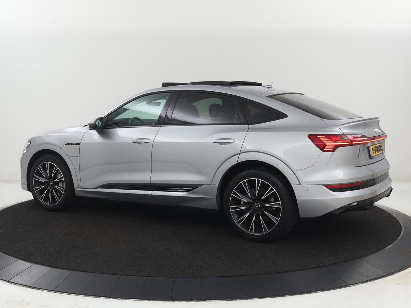 Audi e-tron Sportback 50 quattro S edition 71 kWh | SOH 90.4 | Panoramadak | Adaptive cruise | Matrix LED | Elek. Stoelen | Memory | Stoelverwarming | Camera | DAB |