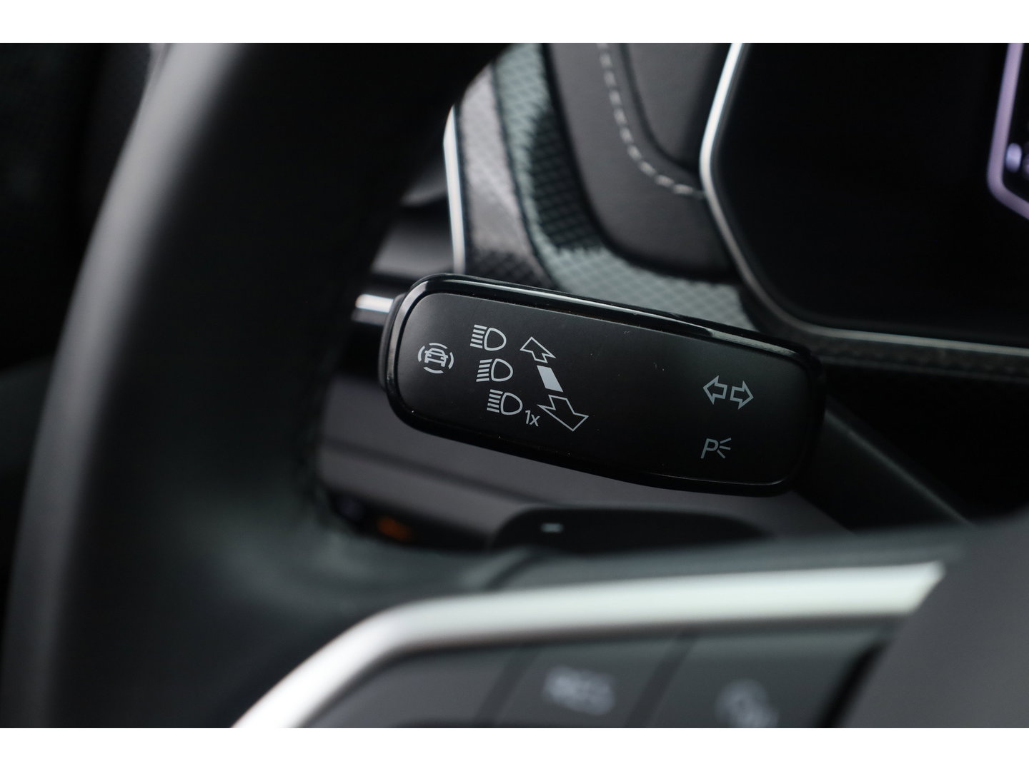 Volkswagen T-Cross 1.0 TSI R-Line DSG | IQ. Light | Apple CarPlay | Camera + PDC | Adapt. Cruise | 18'' | Digi. Cockpit |