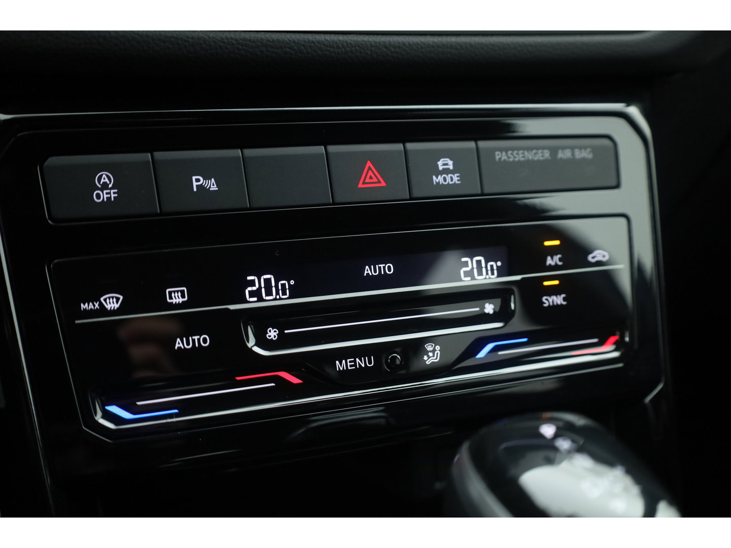 Volkswagen T-Cross 1.0 TSI R-Line DSG | IQ. Light | Apple CarPlay | Camera + PDC | Adapt. Cruise | 18'' | Digi. Cockpit |