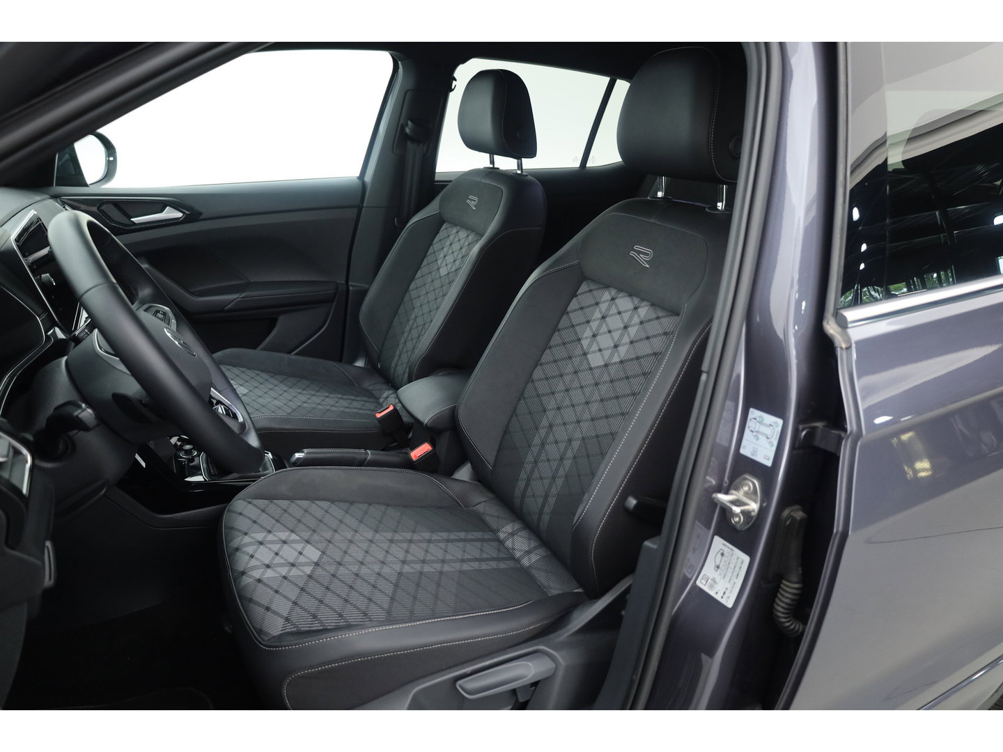 Volkswagen T-Cross 1.0 TSI R-Line DSG | IQ. Light | Apple CarPlay | Camera + PDC | Adapt. Cruise | 18'' | Digi. Cockpit |