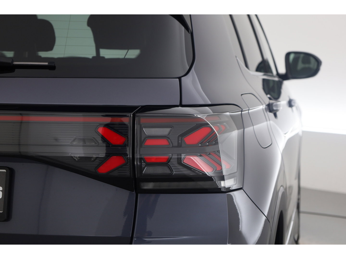 Volkswagen T-Cross 1.0 TSI R-Line DSG | IQ. Light | Apple CarPlay | Camera + PDC | Adapt. Cruise | 18'' | Digi. Cockpit |