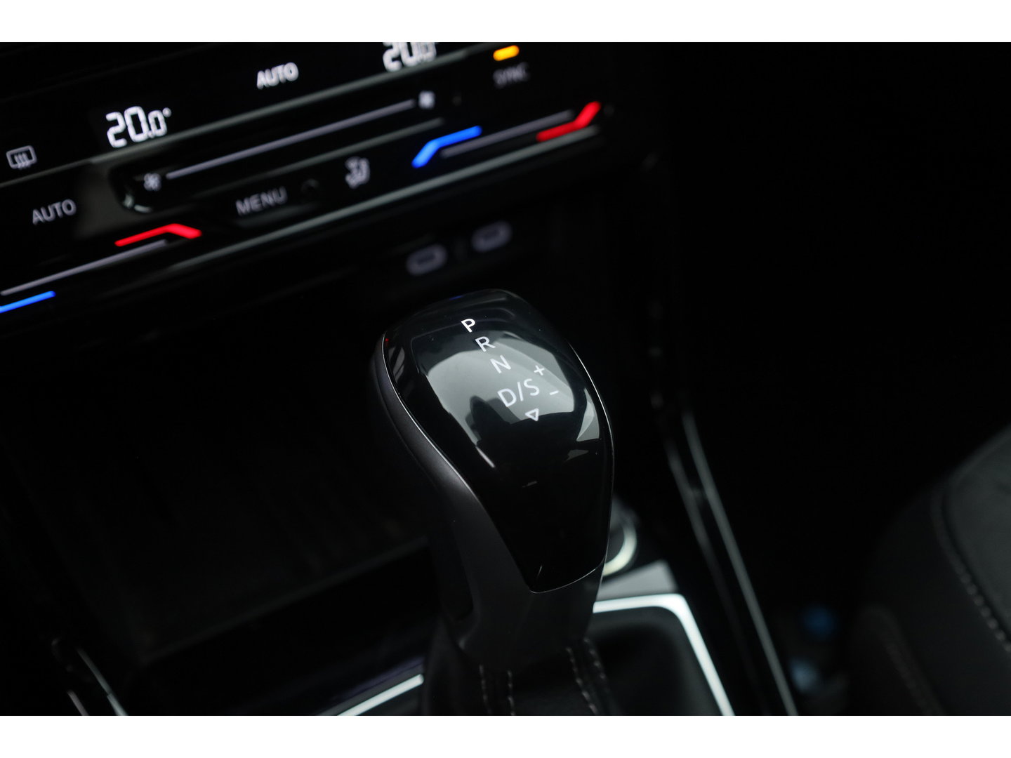 Volkswagen T-Cross 1.0 TSI R-Line DSG | IQ. Light | Apple CarPlay | Camera + PDC | Adapt. Cruise | 18'' | Digi. Cockpit |