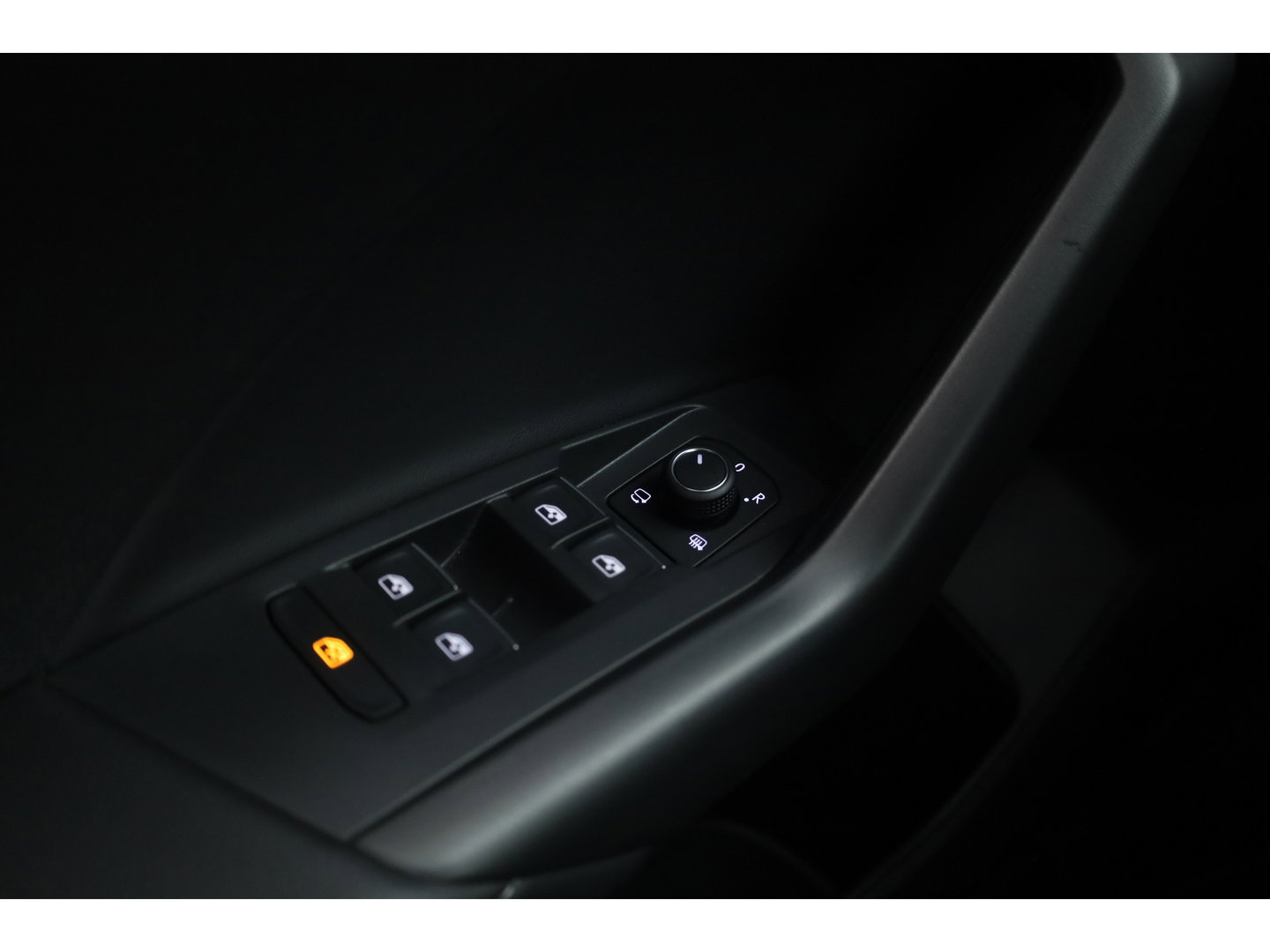 Volkswagen T-Cross 1.0 TSI R-Line DSG | IQ. Light | Apple CarPlay | Camera + PDC | Adapt. Cruise | 18'' | Digi. Cockpit |