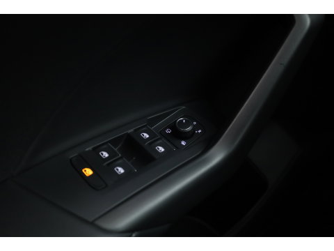 Volkswagen T-Cross 1.0 TSI R-Line DSG | IQ. Light | Apple CarPlay | Camera + PDC | Adapt. Cruise | 18'' | Digi. Cockpit |