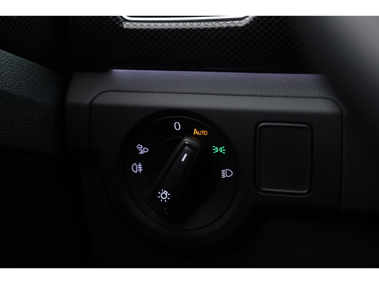 Volkswagen T-Cross 1.0 TSI R-Line DSG | IQ. Light | Apple CarPlay | Camera + PDC | Adapt. Cruise | 18'' | Digi. Cockpit |