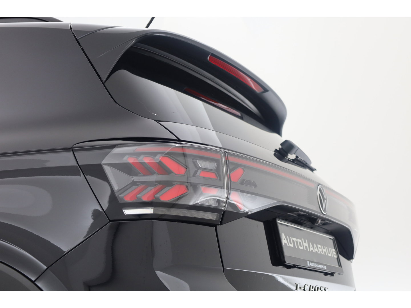 Volkswagen T-Cross 1.0 TSI R-Line DSG | IQ. Light | Apple CarPlay | Camera + PDC | Adapt. Cruise | 18'' | Digi. Cockpit |
