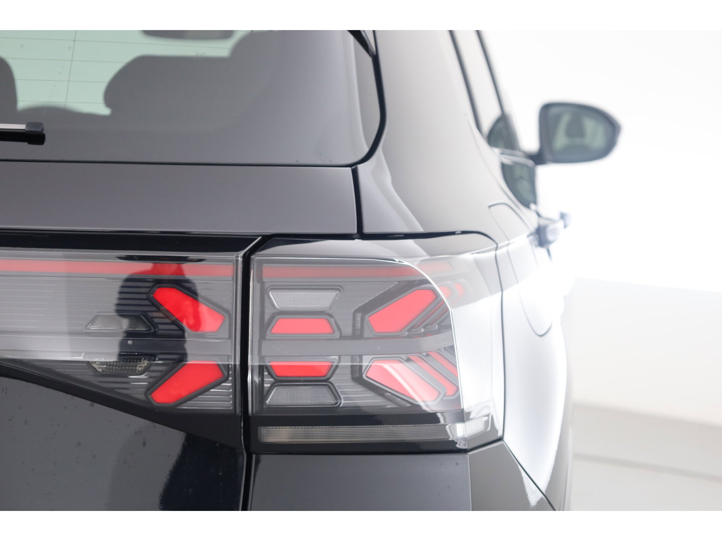 Volkswagen T-Cross 1.0 TSI R-Line DSG | IQ. Light | Apple CarPlay | Camera + PDC | Adapt. Cruise | 18'' | Digi. Cockpit |