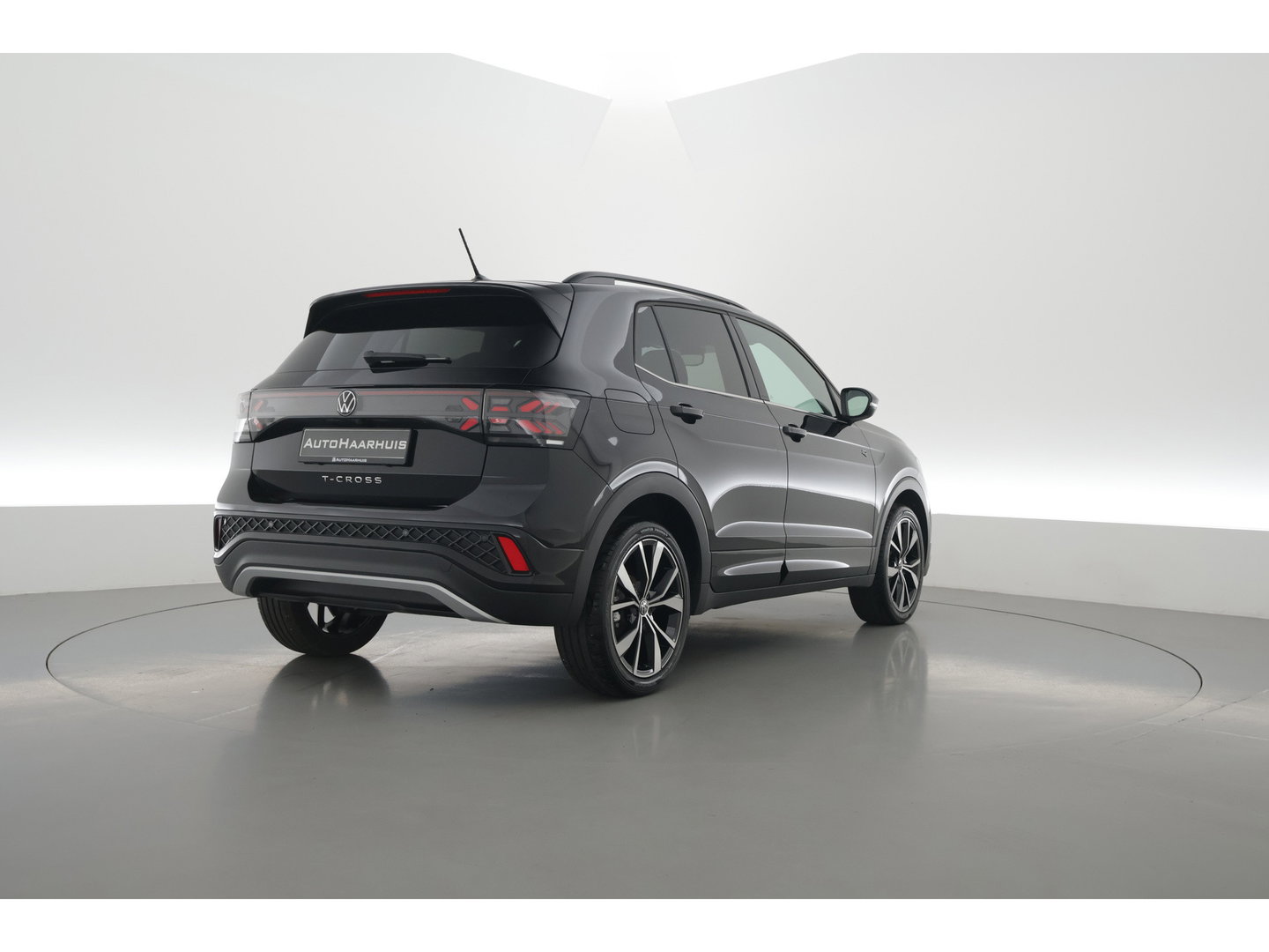Volkswagen T-Cross 1.0 TSI R-Line DSG | IQ. Light | Apple CarPlay | Camera + PDC | Adapt. Cruise | 18'' | Digi. Cockpit |