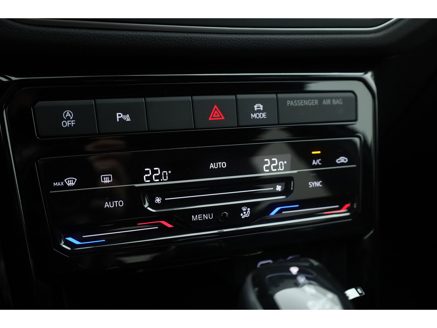 Volkswagen T-Cross 1.0 TSI R-Line DSG | IQ. Light | Apple CarPlay | Camera + PDC | Adapt. Cruise | 18'' | Digi. Cockpit |
