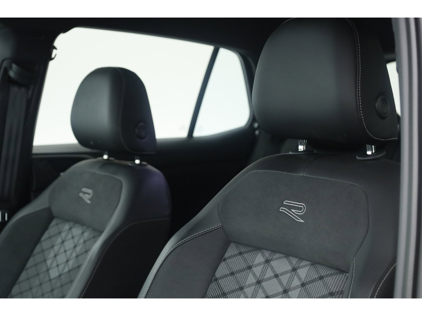 Volkswagen T-Cross 1.0 TSI R-Line DSG | IQ. Light | Apple CarPlay | Camera + PDC | Adapt. Cruise | 18'' | Digi. Cockpit |