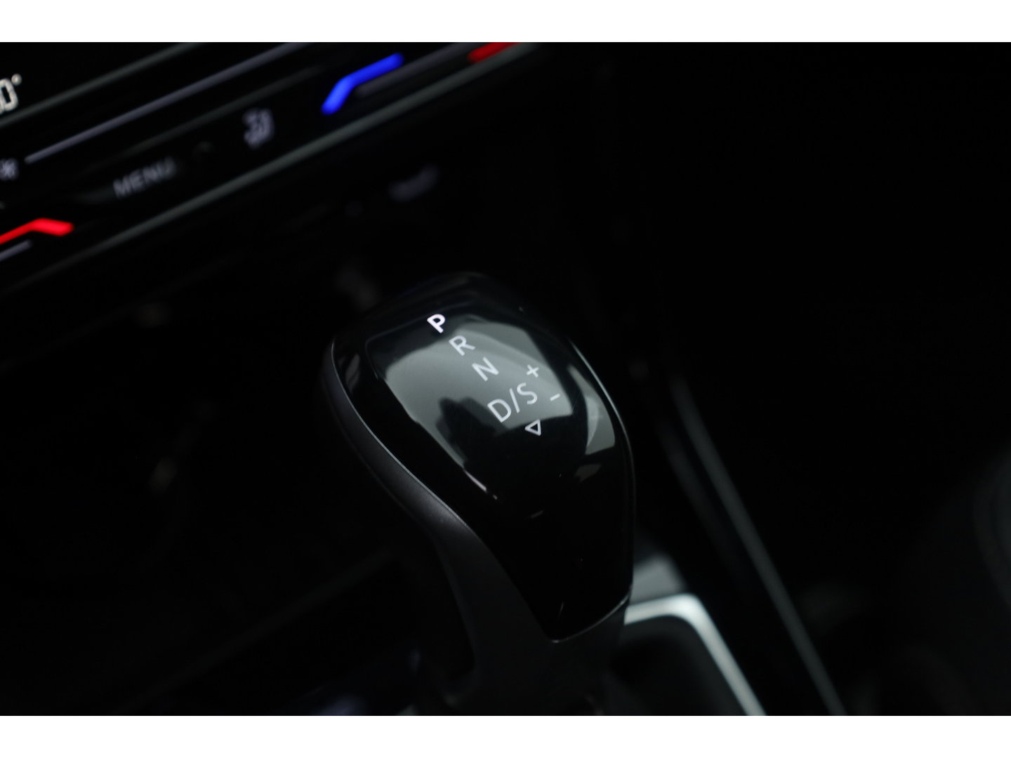Volkswagen T-Cross 1.0 TSI R-Line DSG | IQ. Light | Apple CarPlay | Camera + PDC | Adapt. Cruise | 18'' | Digi. Cockpit |