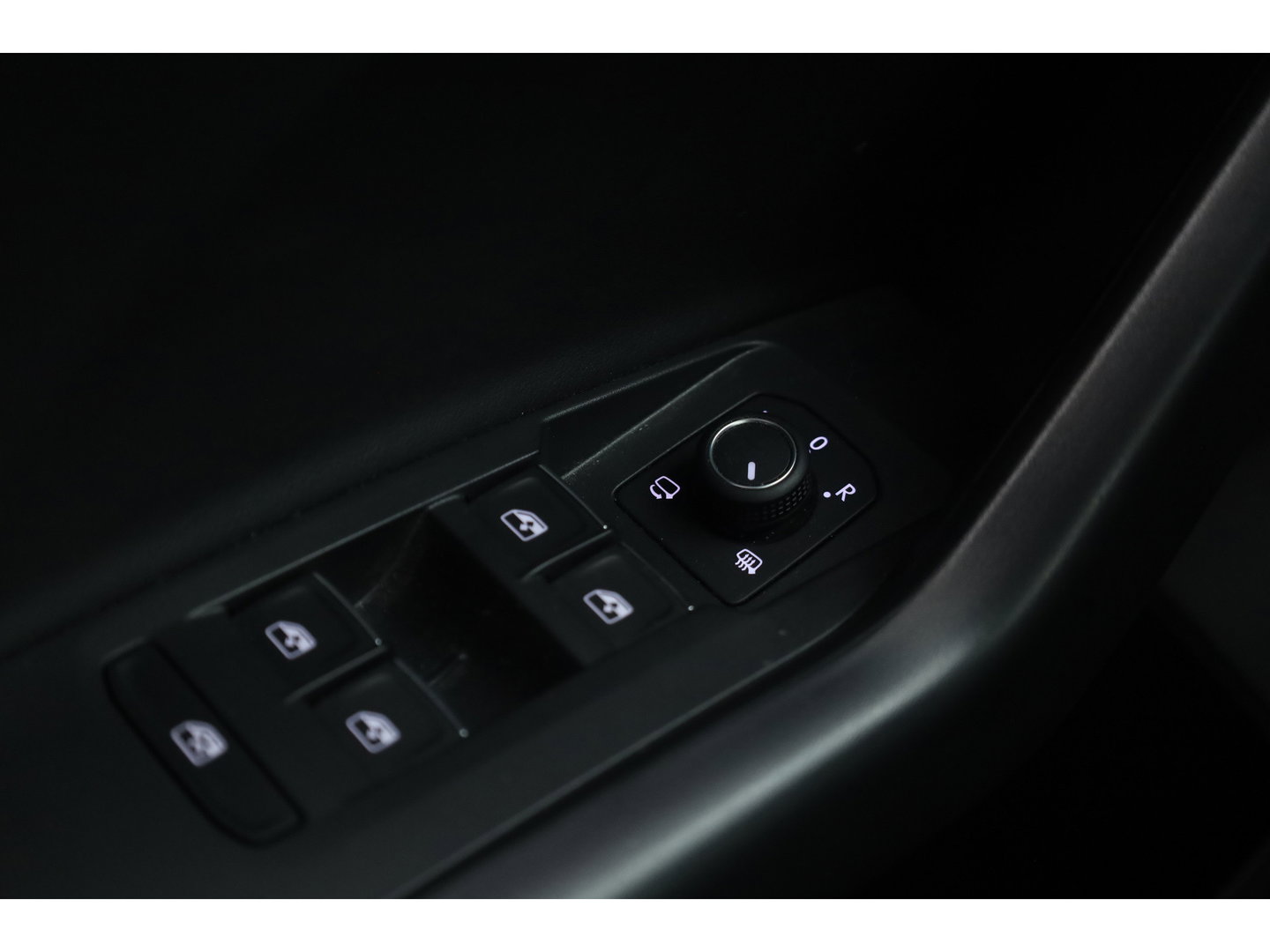 Volkswagen T-Cross 1.0 TSI R-Line DSG | IQ. Light | Apple CarPlay | Camera + PDC | Adapt. Cruise | 18'' | Digi. Cockpit |
