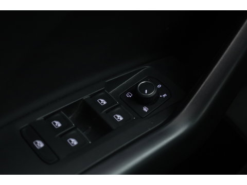 Volkswagen T-Cross 1.0 TSI R-Line DSG | IQ. Light | Apple CarPlay | Camera + PDC | Adapt. Cruise | 18'' | Digi. Cockpit |