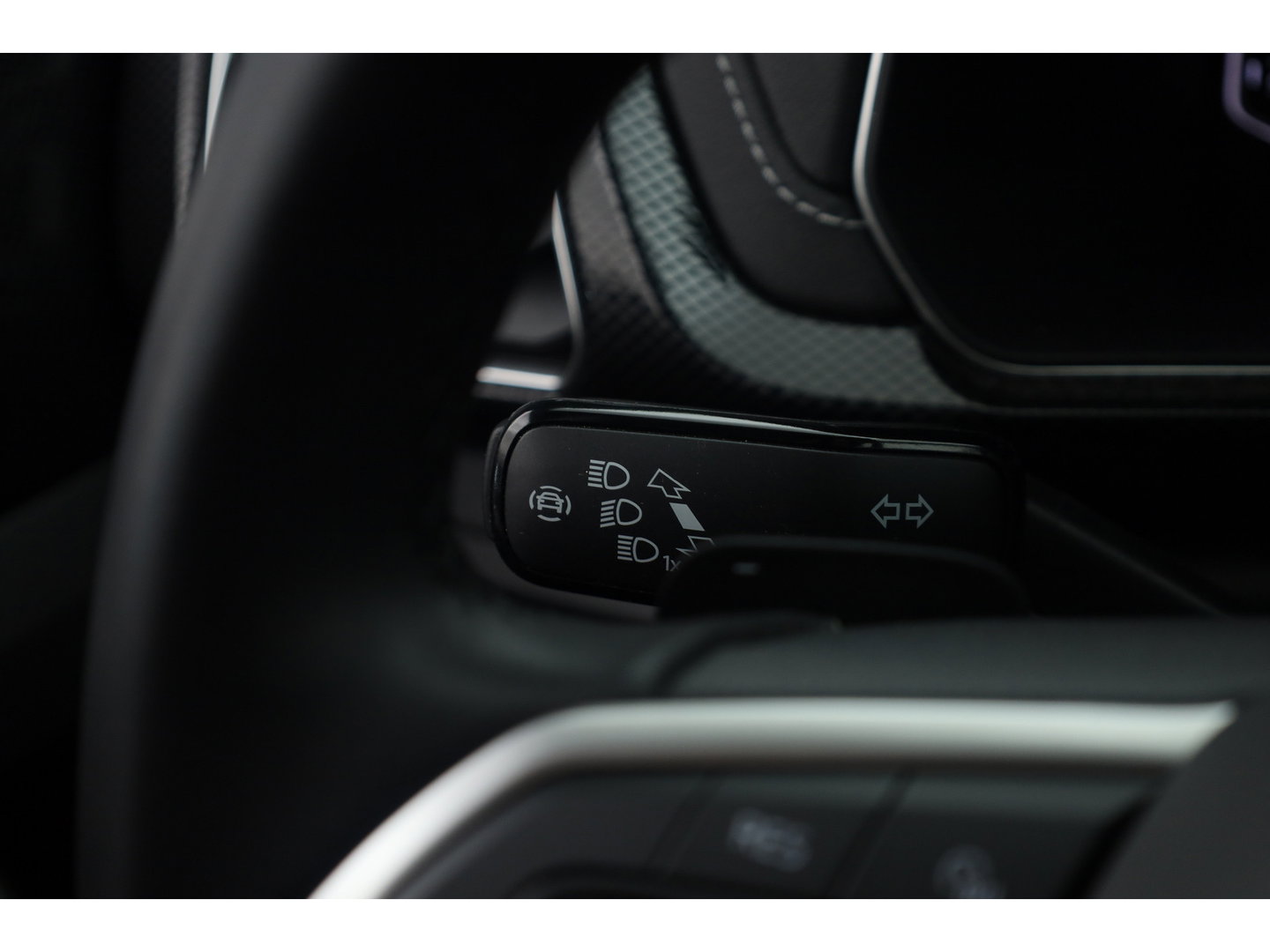 Volkswagen T-Cross 1.0 TSI R-Line DSG | IQ. Light | Apple CarPlay | Camera + PDC | Adapt. Cruise | 18'' | Digi. Cockpit |