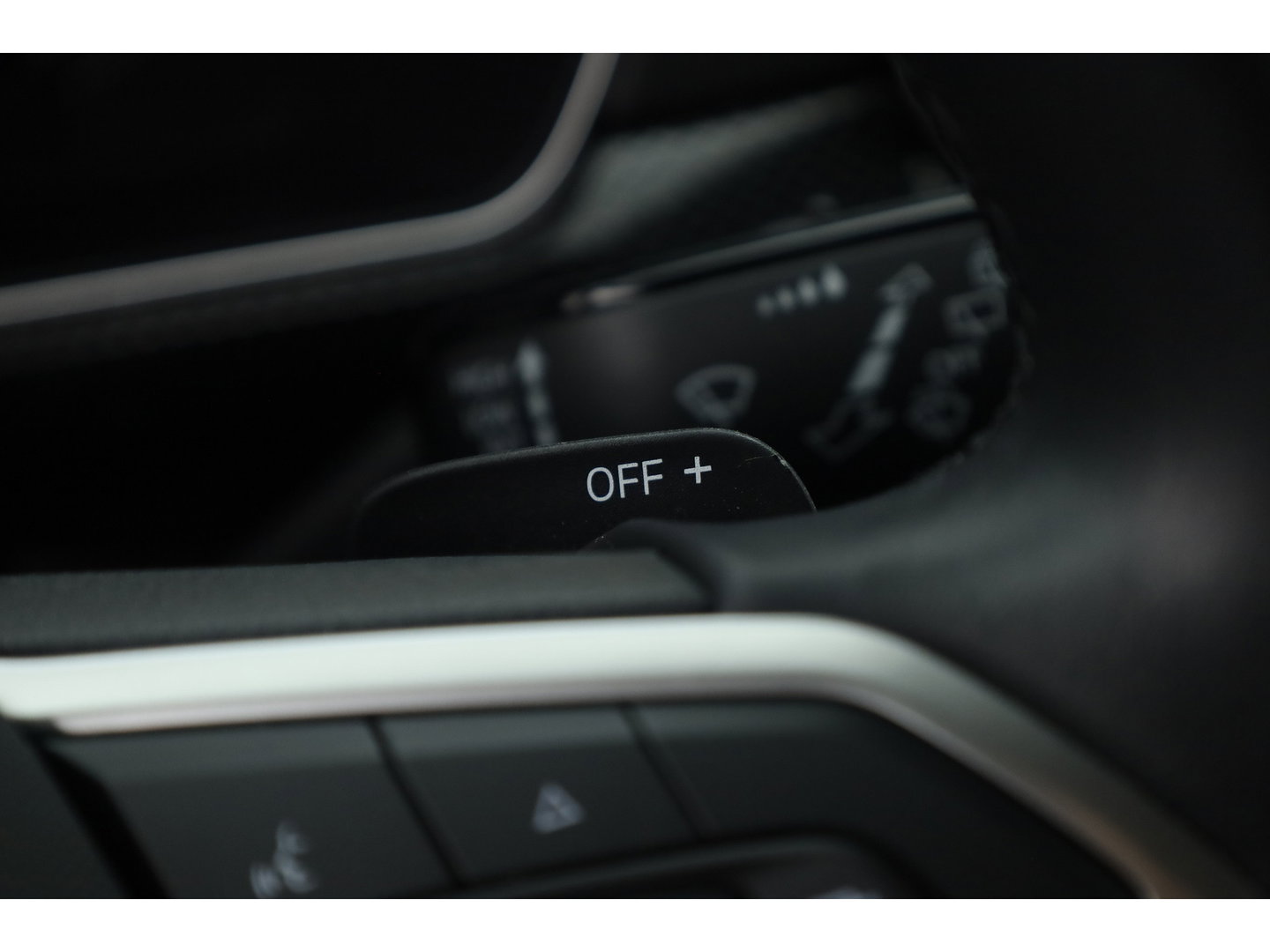 Volkswagen T-Cross 1.0 TSI R-Line DSG | IQ. Light | Apple CarPlay | Camera + PDC | Adapt. Cruise | 18'' | Digi. Cockpit |