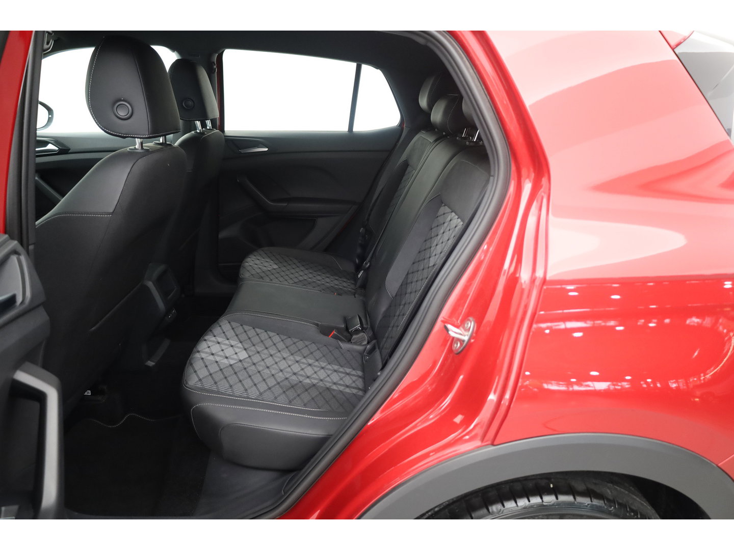 Volkswagen T-Cross 1.0 TSI R-Line DSG | IQ. Light | Apple CarPlay | Camera + PDC | Adapt. Cruise | 18'' | Digi. Cockpit |