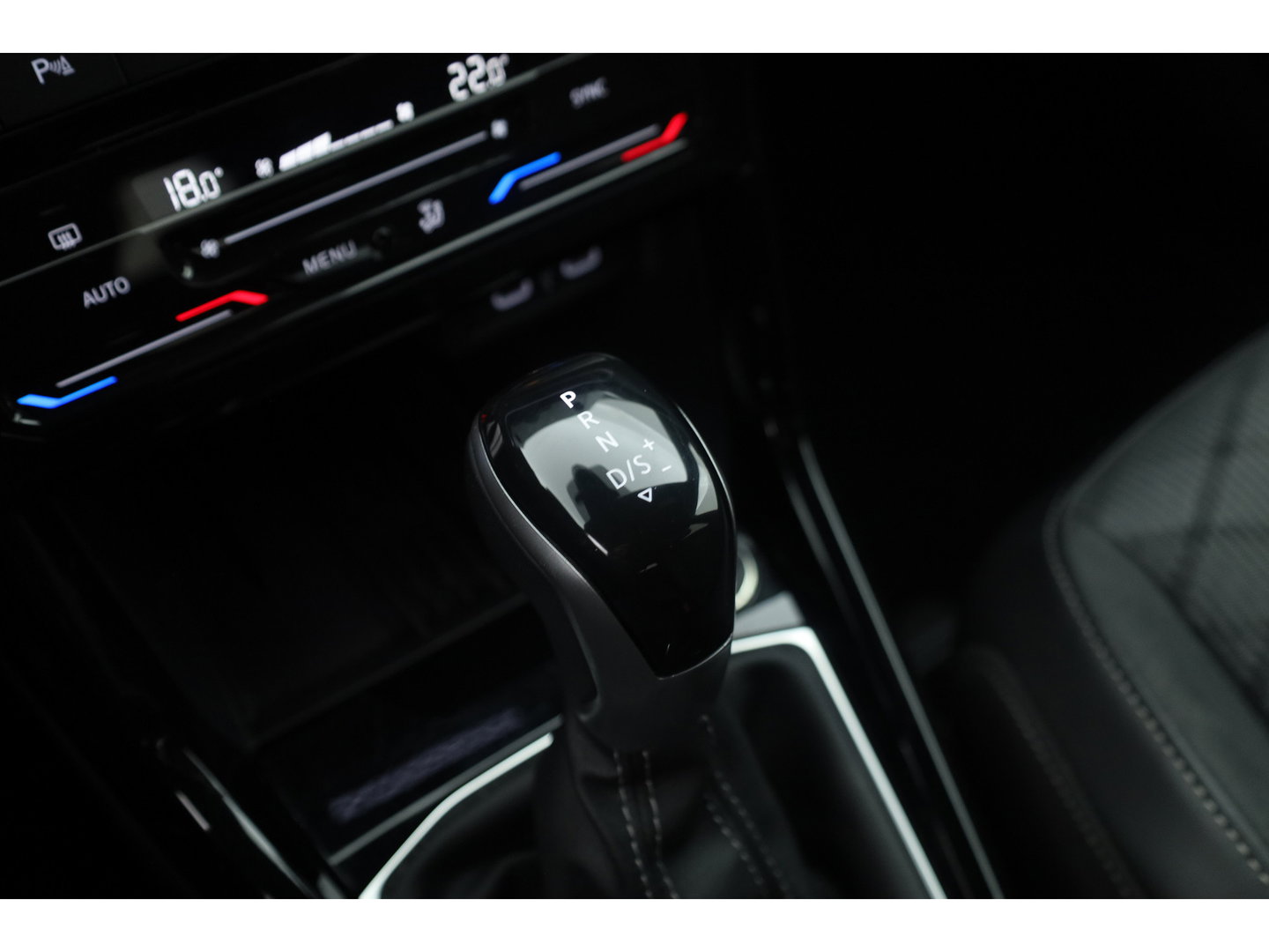 Volkswagen T-Cross 1.0 TSI R-Line DSG | IQ. Light | Apple CarPlay | Camera + PDC | Adapt. Cruise | 18'' | Digi. Cockpit |