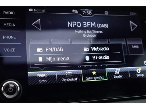 Škoda Karoq 1.5 TSI ACT Sportline Business | Pano | Adapt. Cruise | Navi | CarPlay | Stoel-Stuurverw. | DAB | PDC A