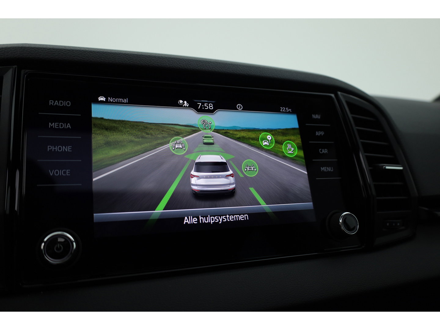 Škoda Karoq 1.5 TSI ACT Sportline Business | Pano | Adapt. Cruise | Navi | CarPlay | Stoel-Stuurverw. | DAB | PDC A