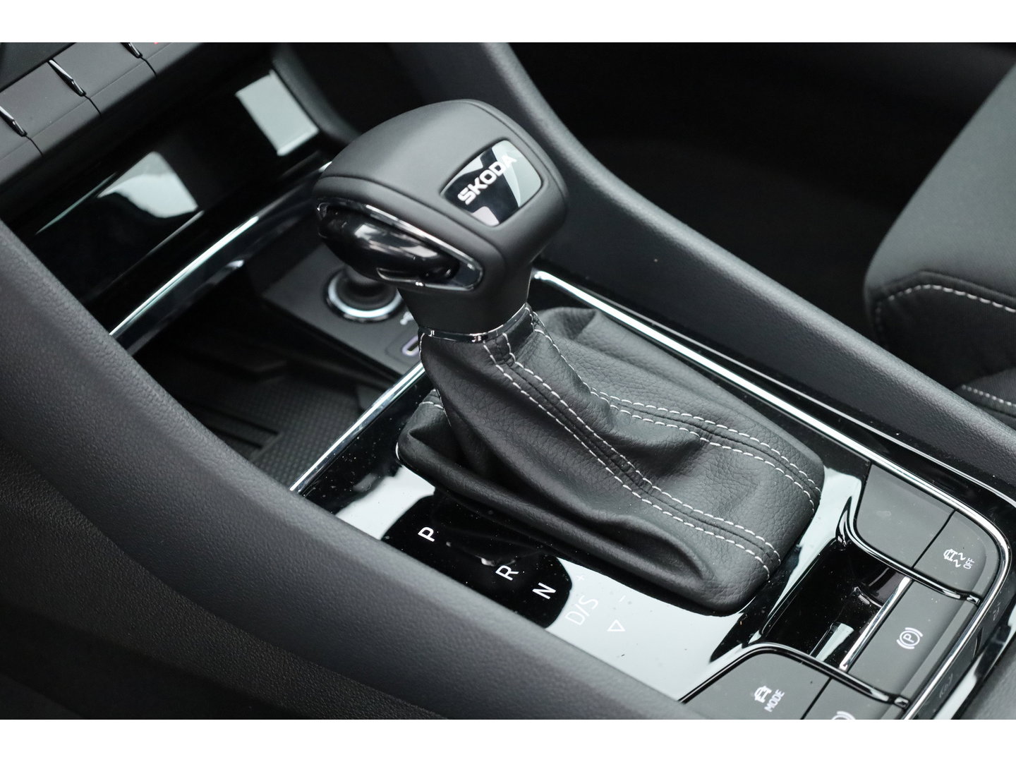 Škoda Karoq 1.5 TSI ACT Sportline Business | Pano | Adapt. Cruise | Navi | CarPlay | Stoel-Stuurverw. | DAB | PDC A
