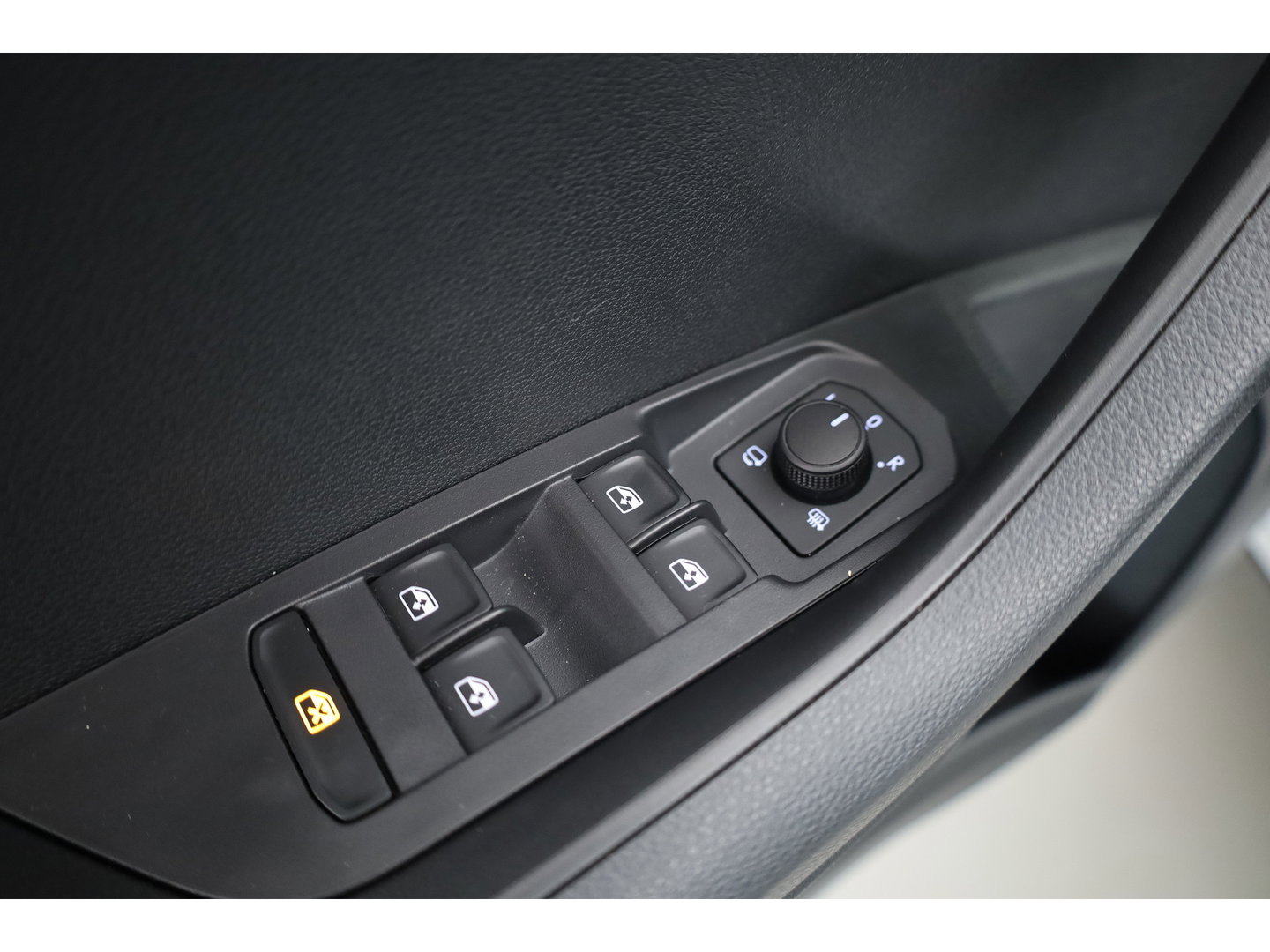 Škoda Karoq 1.5 TSI ACT Sportline Business | Pano | Adapt. Cruise | Navi | CarPlay | Stoel-Stuurverw. | DAB | PDC A