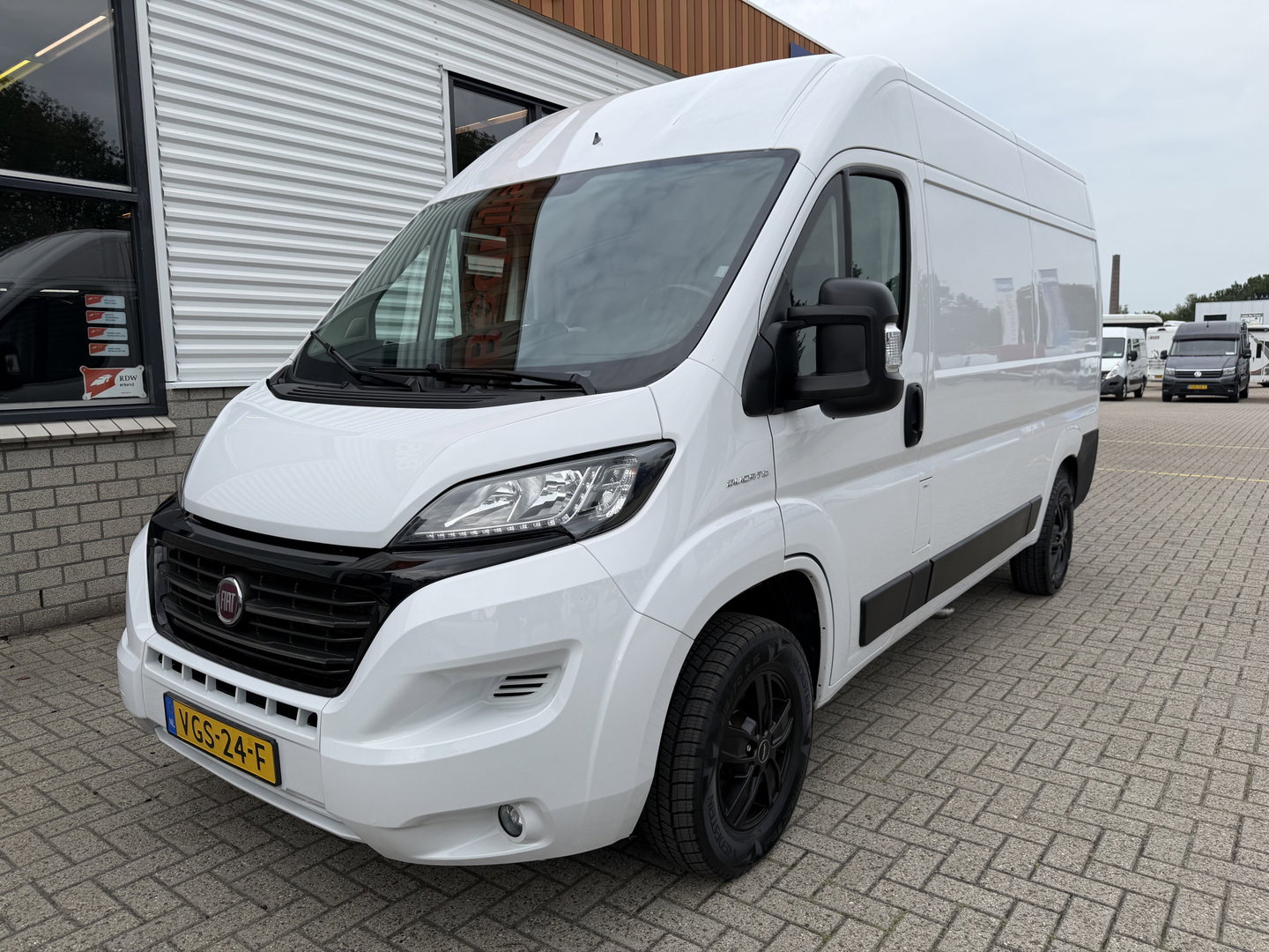 Fiat Ducato 30 2.3 MultiJet L2H2 / vaste prijs rijklaar € 14.950 ex btw / lease vanaf € 252 / lichtmetalen velgen / cruise en climate control / trekhaak / camera / euro 6 / navi