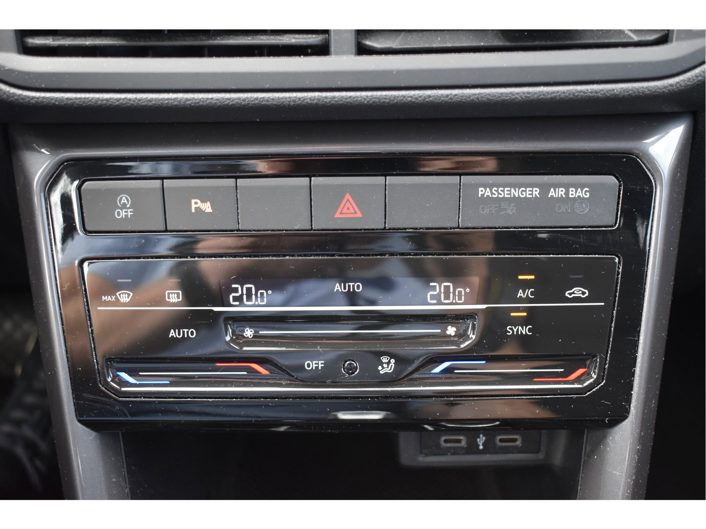 Volkswagen T-Cross 1.0 TSI Style | Trekhaak | Carplay | Nav | DAB | Adapt.Cruise Control | Full LED | Zeer netjes