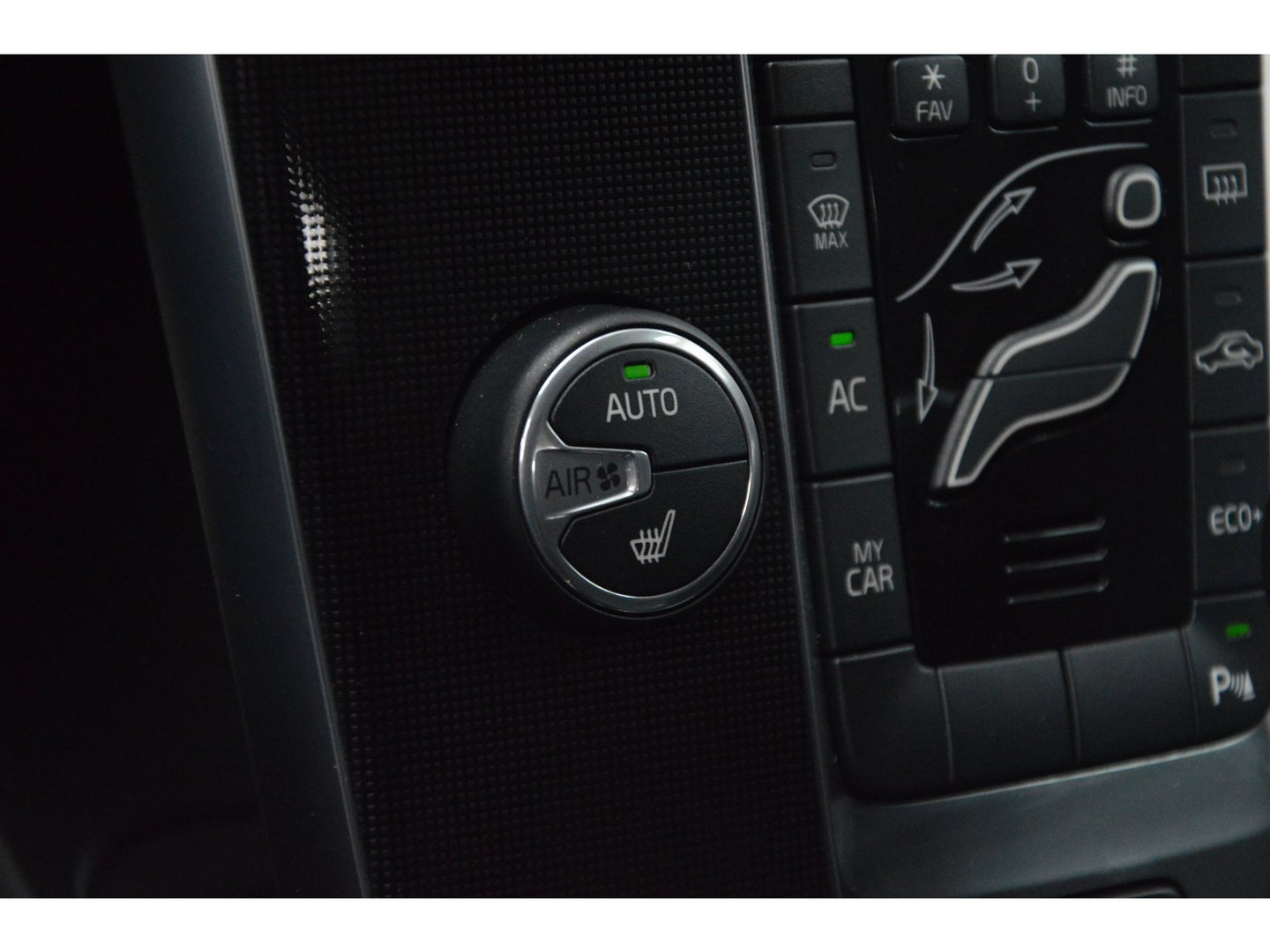 Volvo V40 Cross Country T3 Geartronic | Camera | Trekhaak 1500 kg | Standkachel | Volvo On Call | Stoelverwarming |