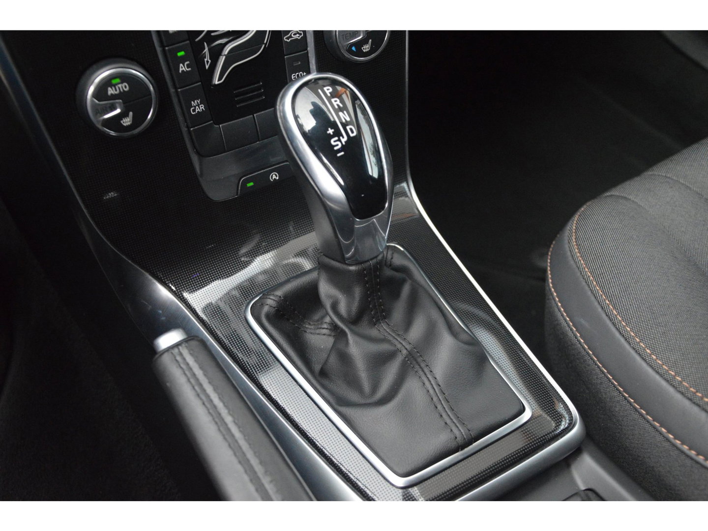 Volvo V40 Cross Country T3 Geartronic | Camera | Trekhaak 1500 kg | Standkachel | Volvo On Call | Stoelverwarming |